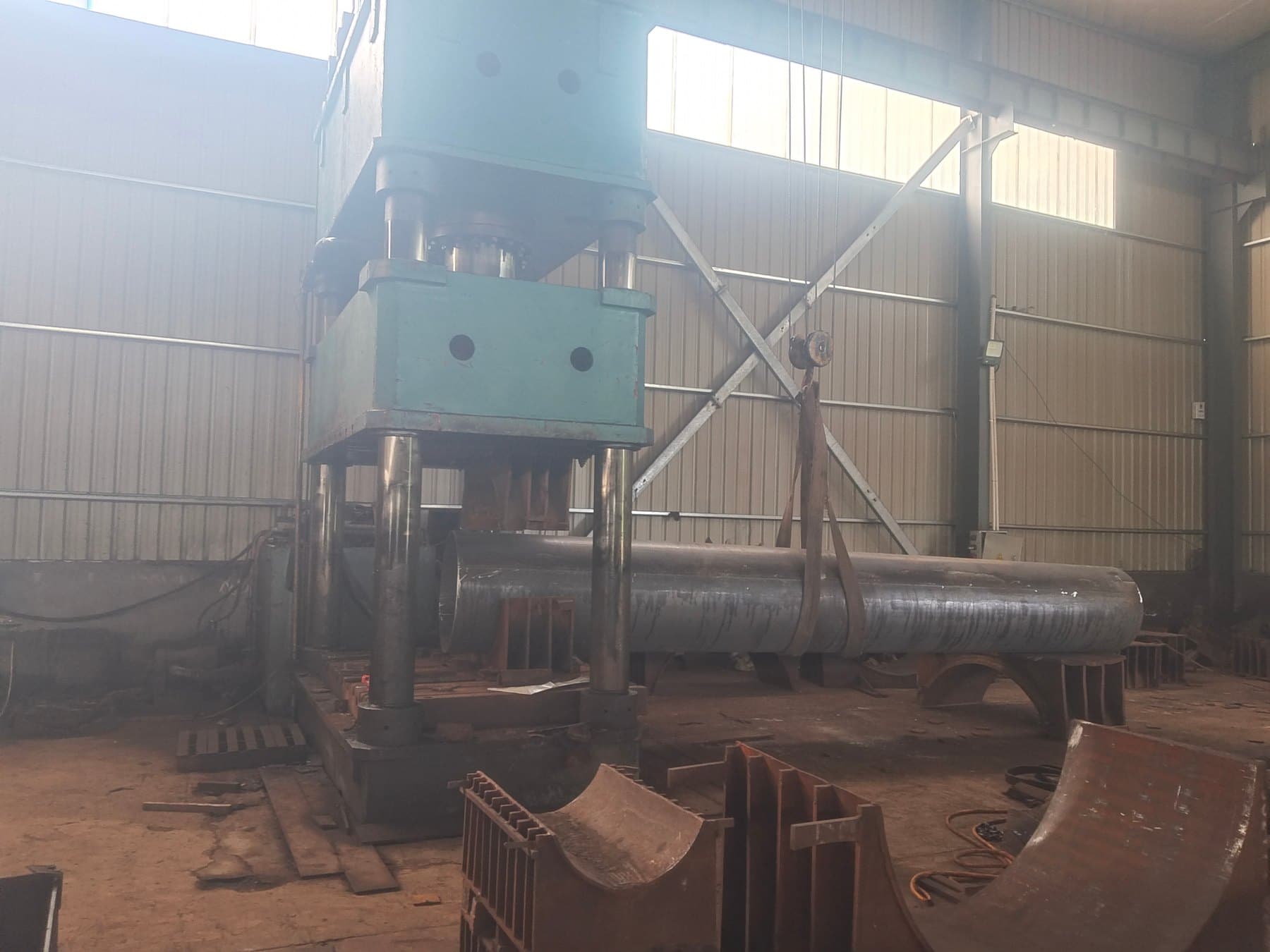 Heavy hydraulic forming equipment inside Zhongrui workshop